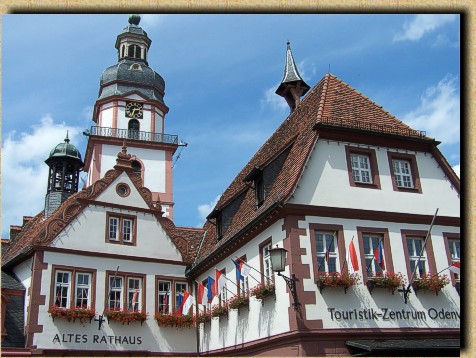 Das Alte Rathaus, im Hintergrund die Stadtkirche