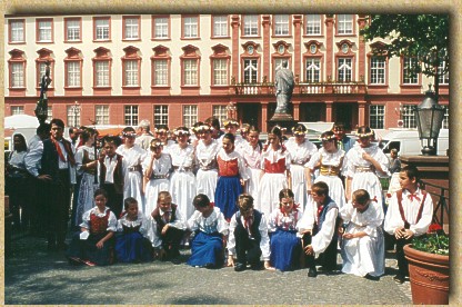 Gruppenbild vor dem Schloß